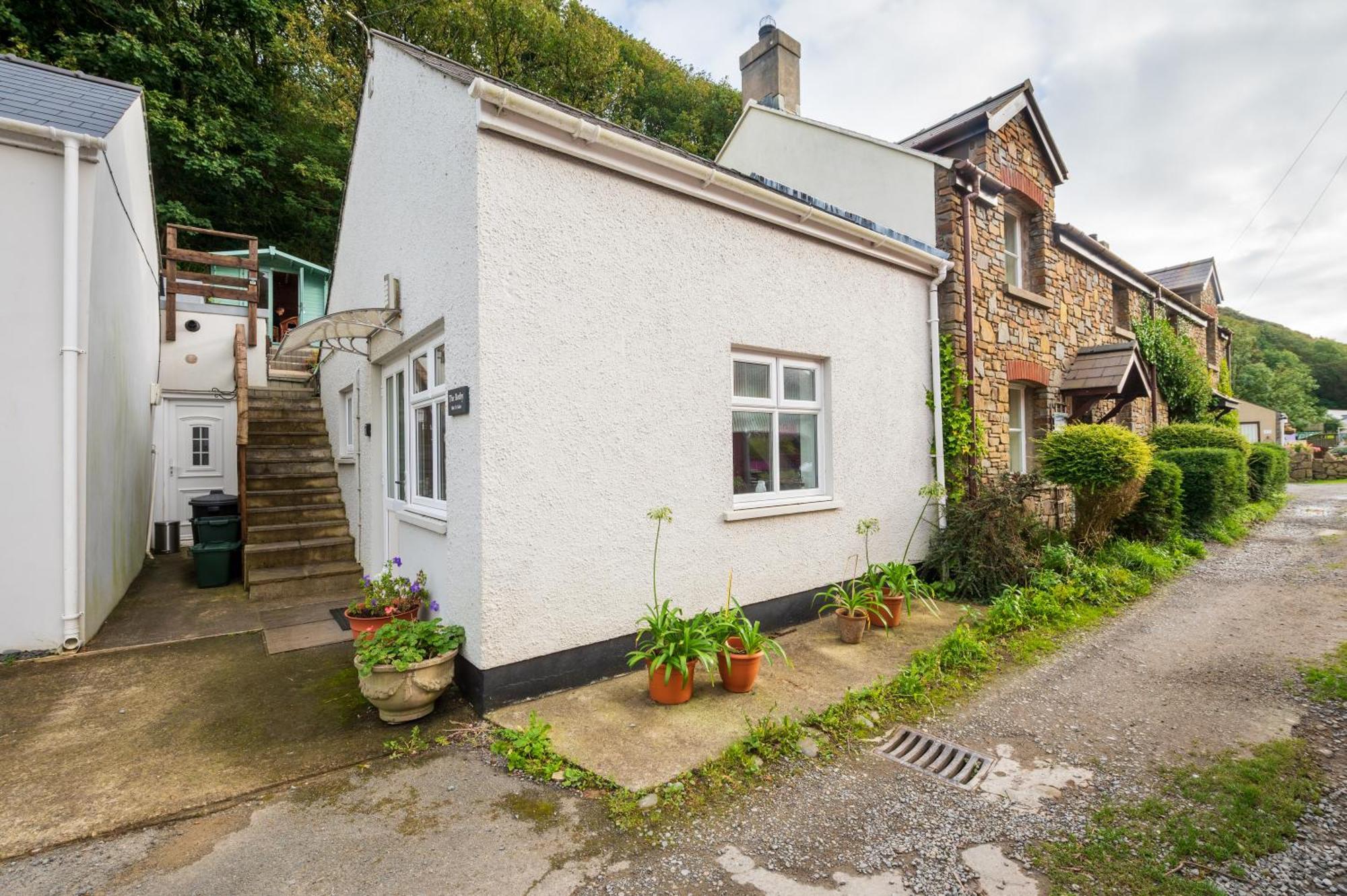 Riverside Bothy In Heart Of Scenic Harbour Village Solva
