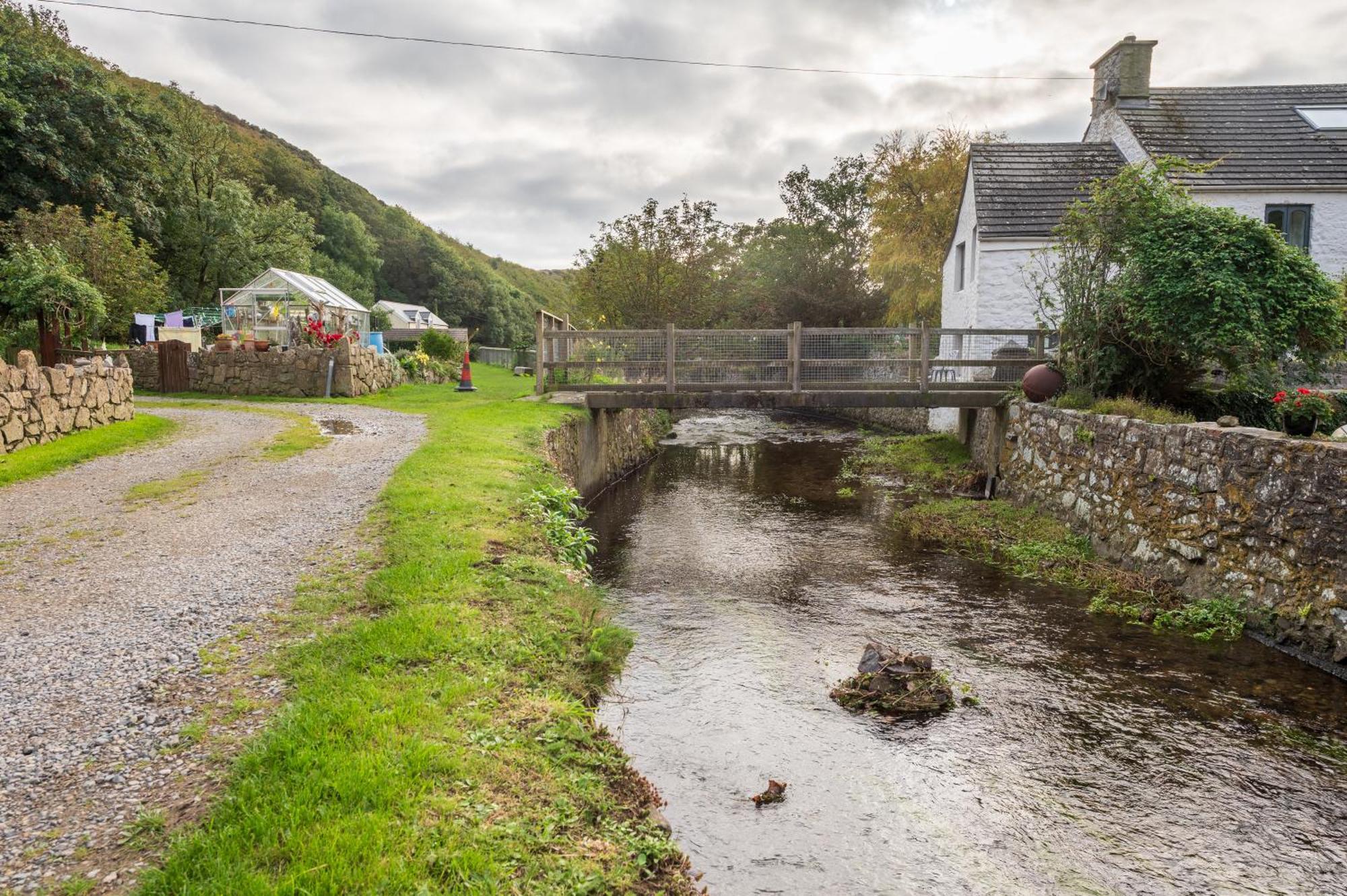 Riverside Bothy In Heart Of Scenic Harbour Village *