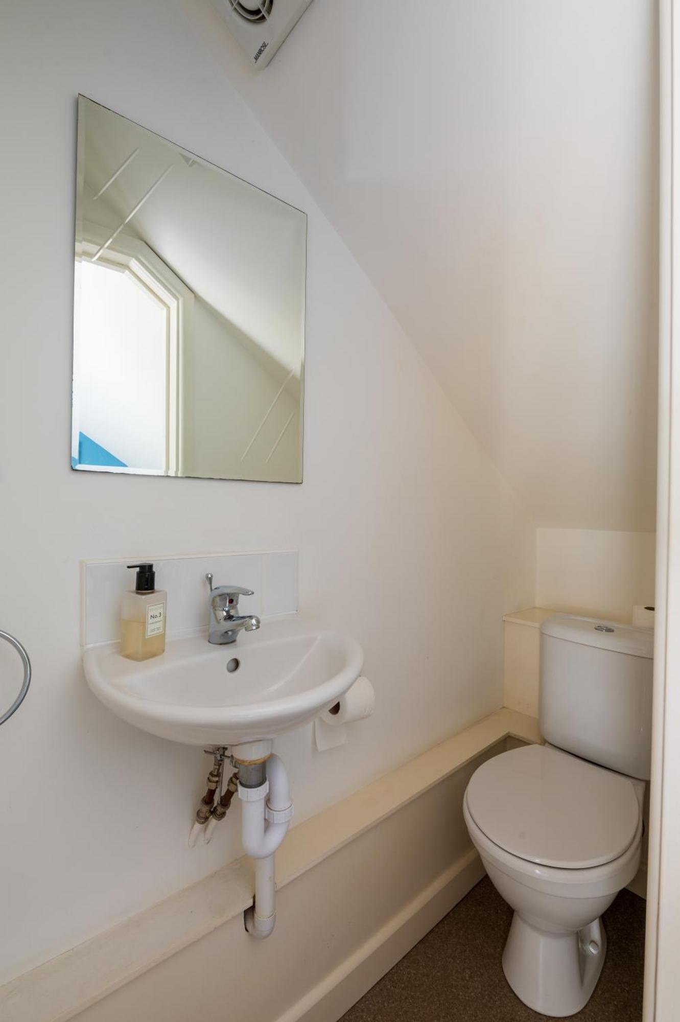 Riverside Bothy In Heart Of Scenic Harbour Village Apartment *